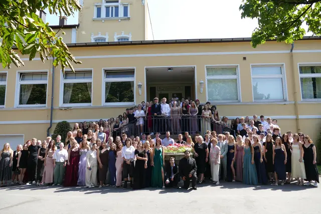 Alle Absolventinnen und Absolventen auf der Treppe der Wilhelmshöhe | Foto: Katja Hofbauer