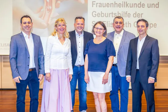 Prof. Dr. Sven Schiermeier (3. v. l.), Direktor des Zentrum für Frauenheilkunde und Geburtshilfe der St. Elisabeth Gruppe und Chefarzt der Frauenklinik und Geburtshilfe des Marien Hospital Witten, begrüßte gemeinsam mit Valentin Menke (r.), Chefarzt der Klinik für Frauenheilkunde und Geburtshilfe des St. Anna Hospital Herne, die Teilnehmer des Symposiums im Kongresszentrum der St. Elisabeth Gruppe. | Foto: St. Elisabeth Gruppe – Katholische Kliniken Rhein-Ruhr