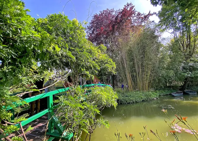 Oft gemalt: Die japanische Brücke im Wassergarten | Foto: c Margot Klütsch