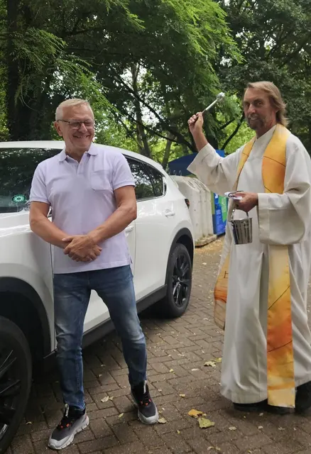 Pater Tobias segnete vor dem Schmidthorster Dom mehrere Fahrzeuge. | Foto: privat