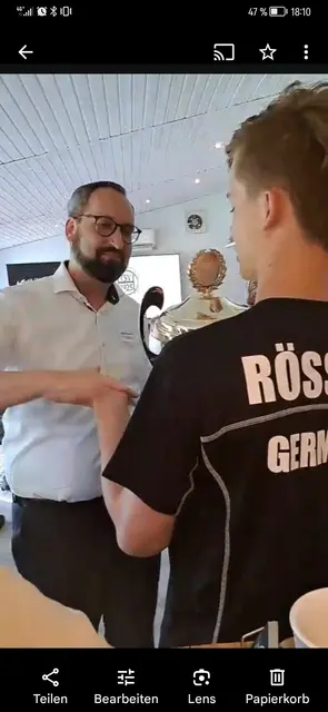 Badminton-Abteilungsleiter Benjamin Kölsch nahm die Ehrung für Noe vor.