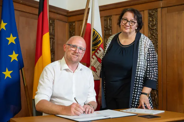 Das Duisburger Frauenbüro feiert sein 40jähriges Bestehen. Im Rahmen der Feierstunde unterzeichnete Oberbürgermeister Sören Link (daneben Gleichstellungsbeauftragte Elisabeth Koal) die ergänzenden Artikel der Europäischen Gleichstellungscharta für die Gleichstellung von Frauen und Männern.
Foto: Tanja Pickartz / Stadt Duisburg
