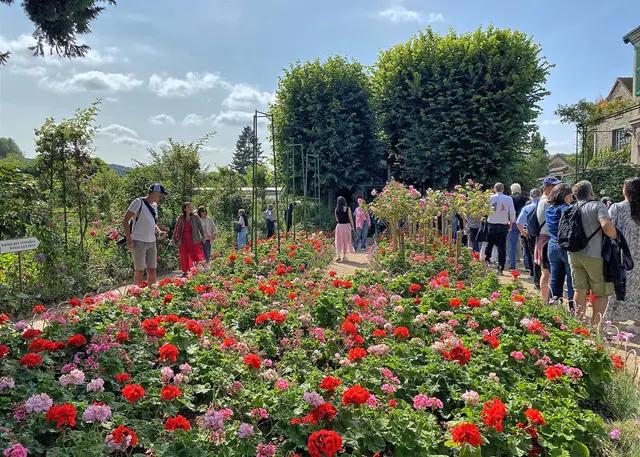 Besucherschlange vor dem Eingang zum Wohnhaus | Foto: c Margot Klütsch