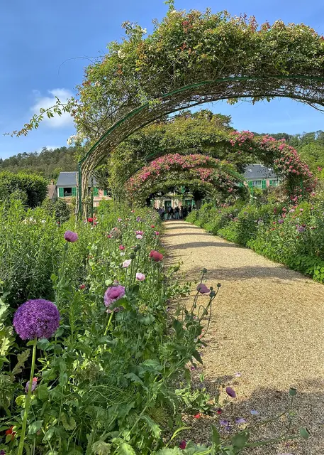 Die Rosenbögen auf der Hauptachse, im Hintergrund Monets Wohnhaus | Foto: c Margot Klütsch