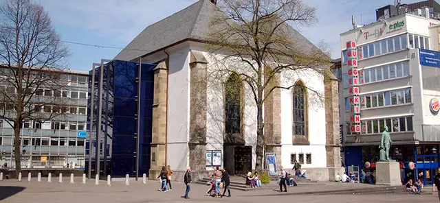 Der Platz vor der Marktkirche ist einer von vier Plätzen im Ruhrgebiet, auf dem das Bürgerdialog-Projekt "Das Ruhrgebiet spricht" stattfindet - in Essen finden die Eins-zu-eins-Gespräche am Freitag, 22. August, ab 16 Uhr statt. | Foto: Kirchenkreis Essen/Stefan Koppelmann