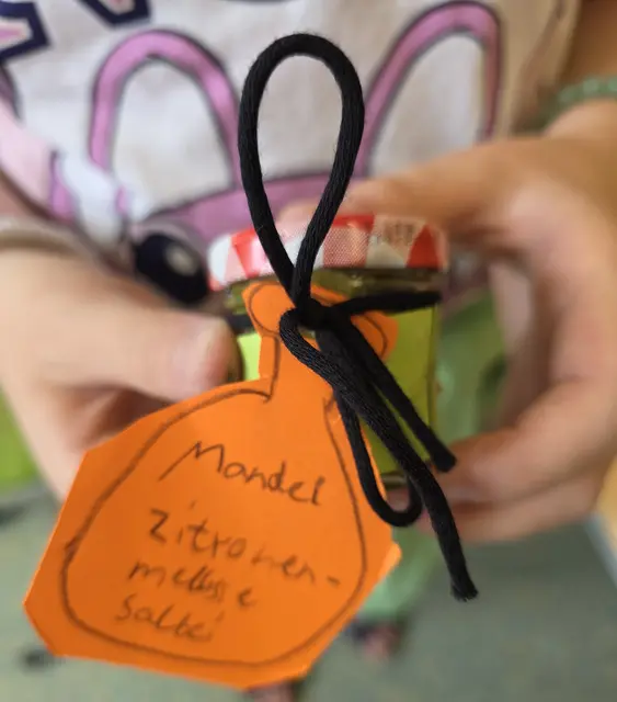 Aus Resten aus der Weihnachtsbäckerei und selbst-gezogenenen Kräutern entstand ein leckeres "Hexen-Pesto".