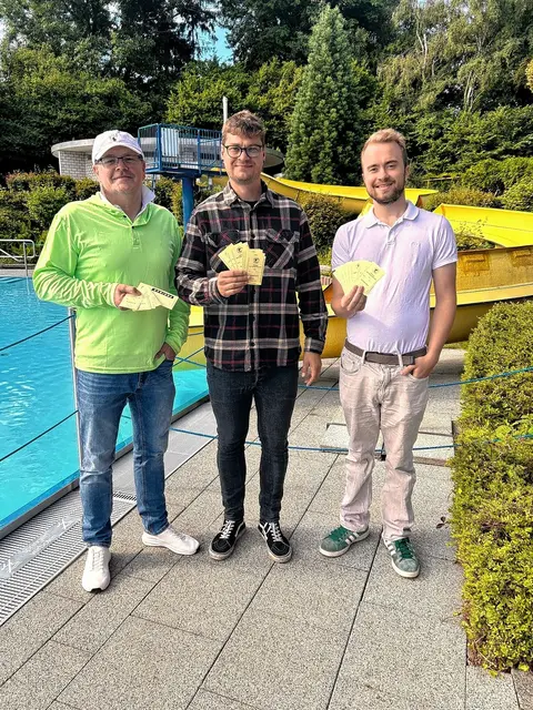 (v.l.) Ingo Finkenstein, Eric Lorenz und Niklas Schacht präsentieren die Freikarten, die Kindern in Hattingen einen unbeschwerten Badespaß ermöglichen sollen. Foto: Kinderschutzbund Hattingen