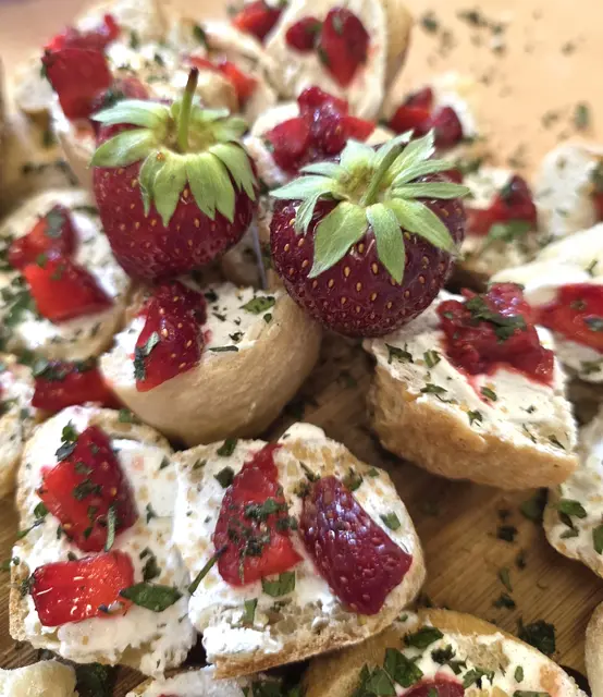 Von Kräuterhexen der Diesterwegschule gezaubert:  Fingerfood mit geretteten Zutaten plus Zitronenmelisse -ein Quark-Erdbeer-Baguette mit einem Hauch Zimt/Zucker.
