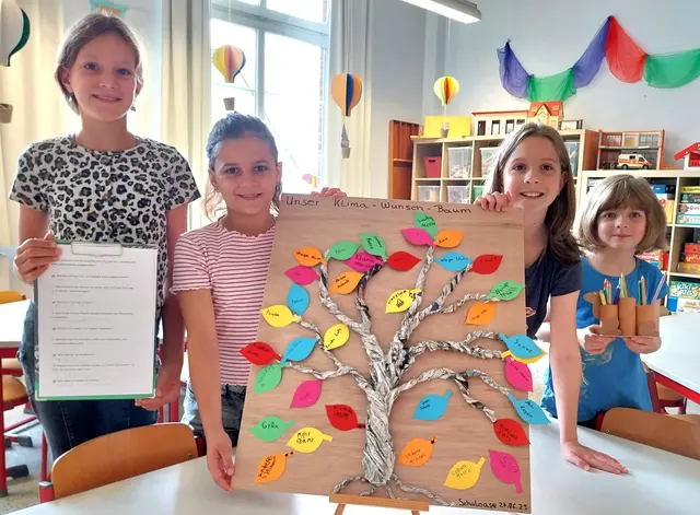 Stellen ihren kreativen "Klimaschutz-Wunschbaum" vor: Emma, Madeline, Nela und Malin - stellvertretend für die Kinder der Eichendorffschule. Zu sehen, jetzt, im Schaufenster der Verbraucherzentrale Kamen.