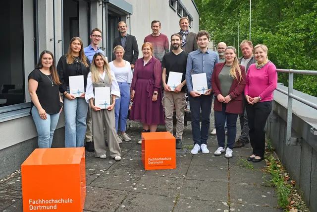 Gemeinsam mit den Ausbilder*innen der Hochschule würdigte Kanzlerin Svenja Stepper das Engagement der jungen Nachwuchskräfte und überreichte ihnen die Zeugnisse. | Foto: FH Dortmund / Benedikt Reichel