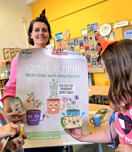 Ophelie Lespagnol leitet die "Hexen-AG" der Diesterwegschule, die zur Klimaschutzwoche die Umweltberaterin mit ihren "Öko-Kräuterpaket" eingeladen hatte. 