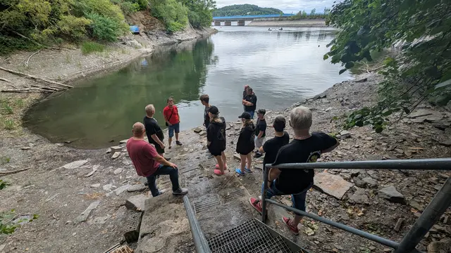 Einweisung am Möhnesee durch Tauchlehrer Freddy Jöbstl. Kurz danach ging es ins Wasser. Dietmar Kilian lehnt am Geländer.  | Foto: TSC Lünen