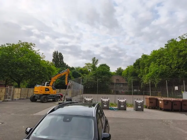 Der Bagger rollt: Die Bauarbeiten an der Gottfried-Wilhelm-Leibniz-Gesamtschule in Duisburg-Hamborn haben begonnen. Die Erweiterung soll dringend benötigten Raum für modernes Lernen schaffen – doch zur Grundsteinlegung wurde die Schule selbst nicht eingeladen. | Foto: Sascha Busse