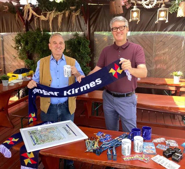 Den neu designten Fanschal präsentieren Schausteller-Chef Albert Ritter (l.) und Kirmessprecher Alexander Christian. | Foto: Michael Köster