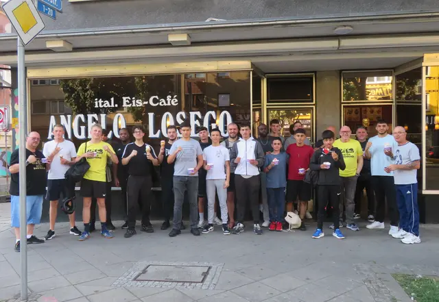 Die DBS'ler vor der Eisdiele "Losego".
