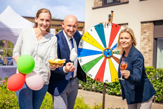 Die Leitung der Senioreneinrichtung Widumer Höfe Jacek Michalak (Mitte) mit seinem Team beim Sommerfest der Einrichtung.