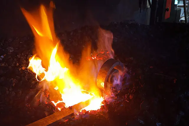 Arbeiten am Kreuz in der Kunstschmiede Jürgens. | Foto: Pfarrei St. Gertrud von Brabant