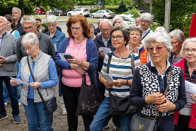 Zahlreiche Gläubige sind zur Andacht vor der Kreuzmontage gekommen.  | Foto:  Achim Pohl | Bistum Essen
