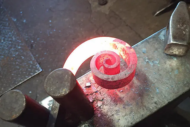 Arbeiten am Kreuz in der Kunstschmiede Jürgens.  | Foto: Pfarrei St. Gertrud von Brabant