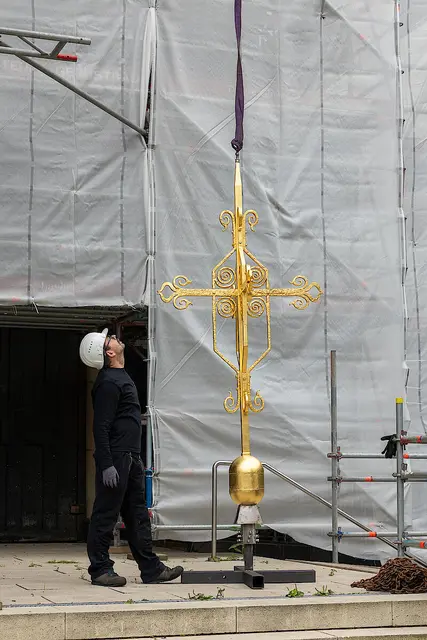 Kunstschmied Rafael Jürgens überwacht das Anheben durch den Kran.