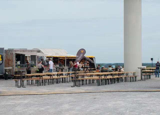 Bereits am frühen Samstagmittag sind die ersten Besucher da | Foto: Stefanie Vollenberg
