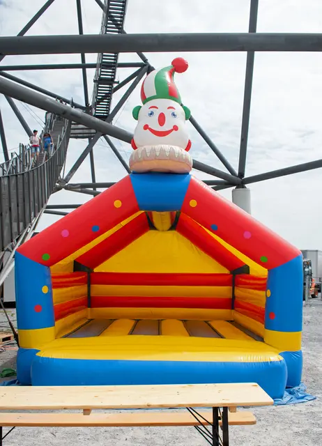 Eine kleine Hüpfburg am Tetraeder | Foto: Stefanie Vollenberg