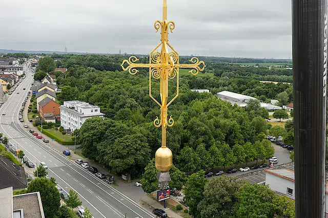 Ganz langsam wurde das Kreuz an der Kirchenfassade entlang empor gehoben.  | Foto: Achim Pohl | Bistum Essen