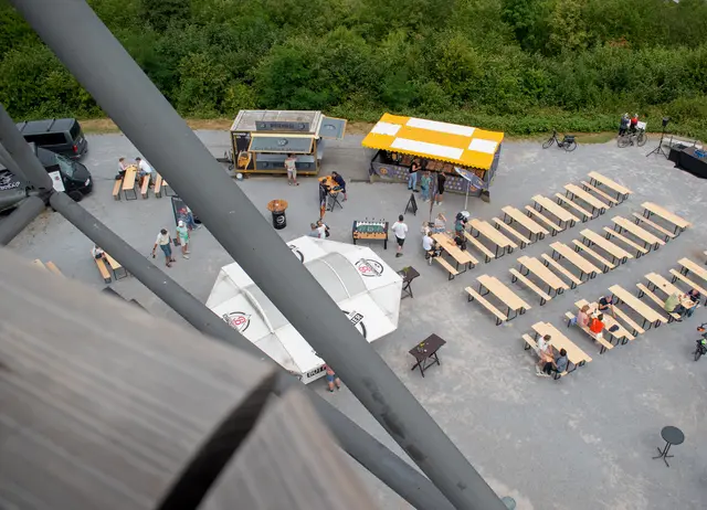 Die Bänke sind aufgestellt, die Food Trucks geöffnet, Tag 2 des Picknicks am Tetraeder kann starten | Foto: Stefanie Vollenberg