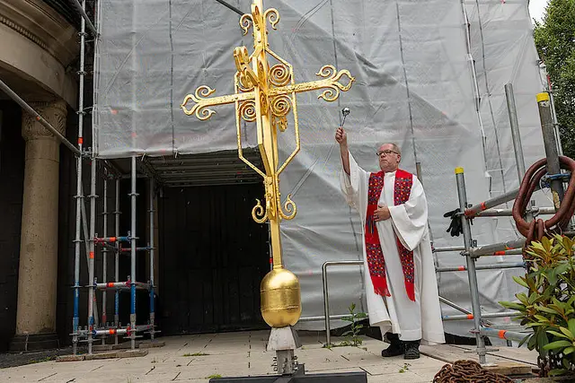 Pfarrer Michael Kemper segnet das Kreuz.  | Foto: Achim Pohl | Bistum Essen
