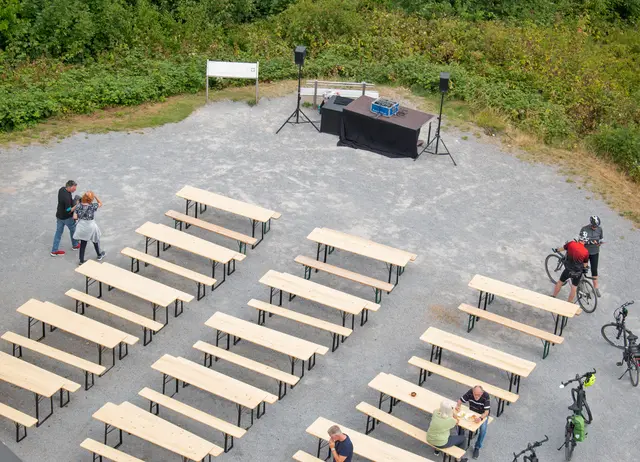 Die Bänke stehen, die Musik läuft und die ersten Besucher sind auch schon da | Foto: Stefanie Vollenberg