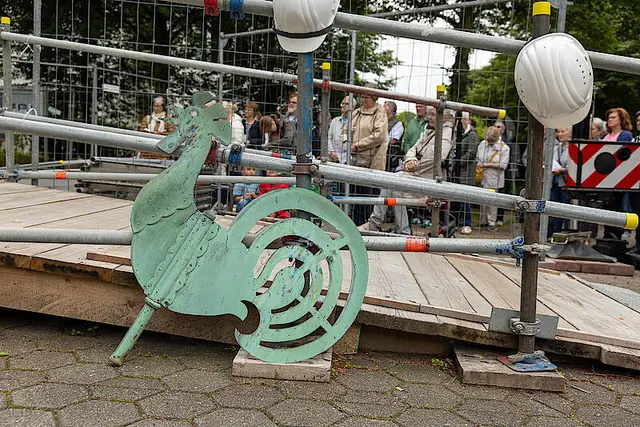 Der alte Wetterhahn konnte nicht mehr montiert werden.  | Foto: Achim Pohl | Bistum Essen