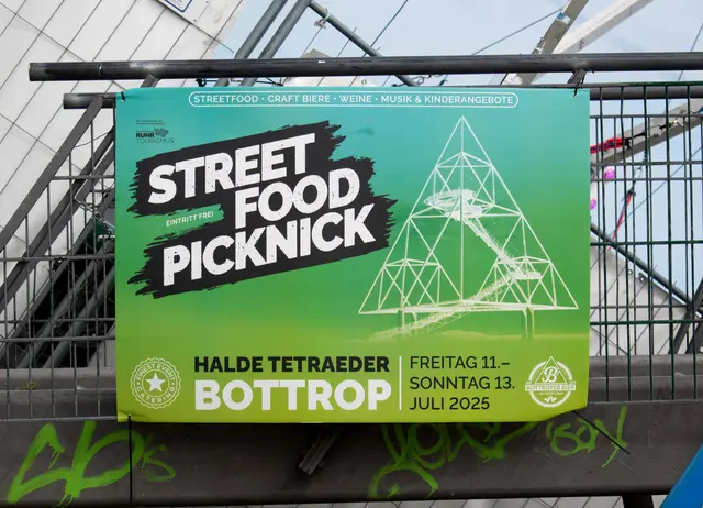 Die Street Food Picknick Plakate hängen überall im Stadtgebiet verteilt, eines von ihnen auch hier am Tetraeder | Foto: Stefanie Vollenberg