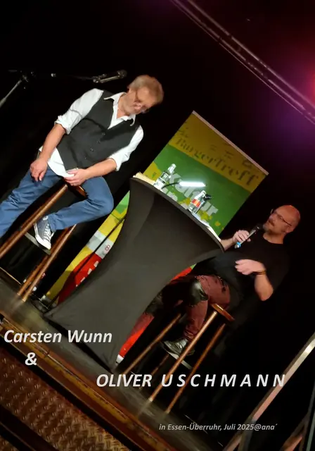 (rechts im Bild) Oliver Uschmann stellt beide Autoren vor....