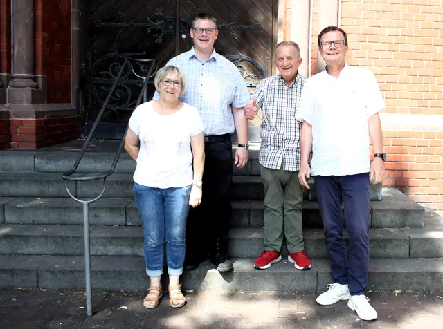 Das Foto zeigt das Neumühler Ferienkirchenteam beim Vorgespräch mit Michael Hüter (rechts im Bild) vor dem Katernberger Bergmannsdom.
Foto: Eckhard Wagner