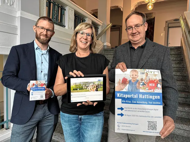 Das Hattinger Jugendamt stellt das Kitaportal vor. (v.l.) Sozialdezernent Matthias Tacke, Nicole Böker, Abteilungsleiterin Kindertageseinrichtungen und Stephan Thiemann vom Bereich Kinder, Jugend und Familie. Foto: Stadt Hattingen. 