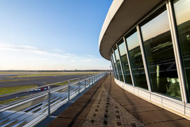 Gute Aussichten: Der Flughafen Düsseldorf öffnet in den NRW-Sommerferien die Terrasse am Bahnhof „Düsseldorf Flughafen“ an sechs Terminen für Besucherinnen und Besucher. | Foto: Flughafen Düsseldorf/Andreas Wiese