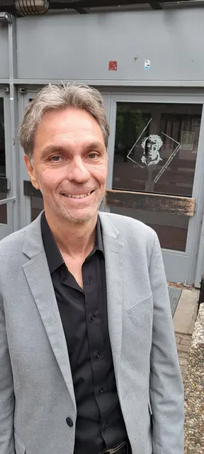 Ein Jahr ist es her, da begleiteten wir die Oberstudienrätin Anja Deufel an einem ihrer letzten Arbeitstage. Nun sagt auch ihr ehemaliger Schulleiter Hanno Grannemann "Adios" - er wandert nach Teneriffa aus. Diesen Schritt geht er, weil er sich in seiner Funktion nicht wertgeschätzt gefühlt hat. Und er ist nicht allein: Laut Zahlen der Landesregierung haben 2024 fast 700 Lehrkräfte in NRW den Schuldienst verlassen.  | Foto: Dabitsch