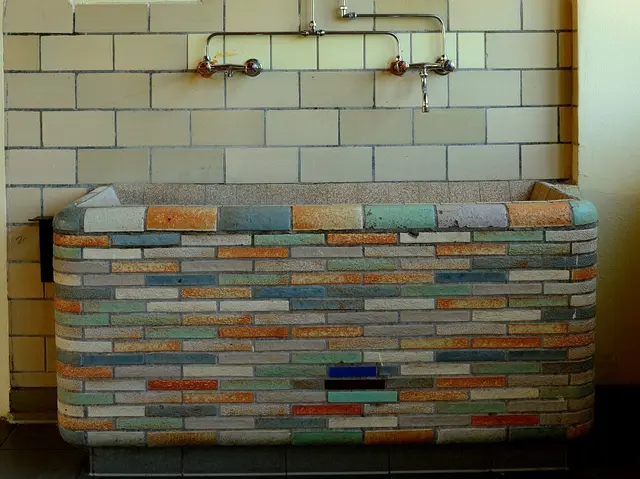 Auch hier wieder die besondere Keramik im Bauhausstil im Speisesaal | Foto: Uwe Klein