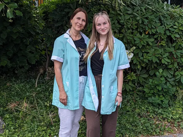 Franziska Seidewitz (r.) engagierte sich im Rahmen der Aktion Tagwerk im EvK Witten. Sie begleitete einen Tag lang ihre Mutter Diana Seidewitz, die ehrenamtlich bei den Grünen Damen und Herren aktiv ist. 