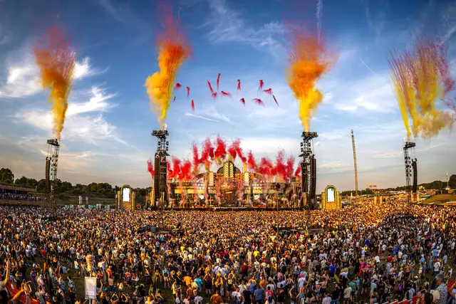 In wenigen Tagen öffnet die City of Dreams ihre Stadttore für „10 Years PAROOKAVILLE“. Zur großen Jubiläumsedition ist einzigartiges gelungen: Seit der Gründung war jede Edition restlos ausverkauft. Eines der Highlights ist die jährlich komplett neu designte Mainstage, hier das Green House aus 2024.  | Foto: © Julien Duval