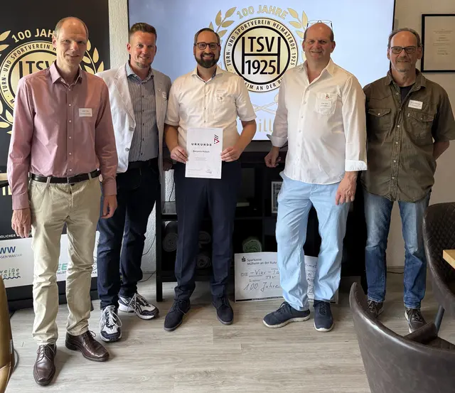 von links: Detlef Poste (DBV-Bundestrainer Nachwuchs), Thomas Nienhaus (1. Vorsitzender TSV), Benjamin Kölsch (Abteilungsleiter TSV Badminton), Holger Hasse (Geschäftsführer BLV-NRW) und Thomas Schneider (Stellvertretender Abteilungsleiter TSV Badminton) / Foto © BLV-NRW