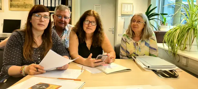 Die Spurensuche von Susana Treidel aus Argentinien (2. v. r.) begann im Lüner Stadtarchiv. Sarah Habenbacher (links) gewährte Einblick in alte Unterlagen, Udo Kath und Gisela Sons vom Arbeitskreis Lüner Stolpersteine ergänzten das Material. | Foto: Foto: Udo Kath