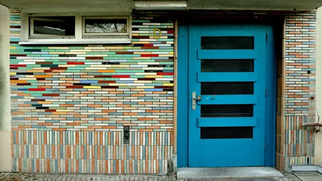 Besondere Keramik an den Eingängen | Foto: Uwe Klein