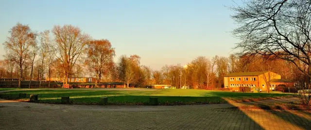 Blick auf den Hubschrauberlandeplatz - rechts ehemaliges Gebäude der Einsatzhundertschaft und später der Aus-und Fortbildung | Foto: Uwe Klein