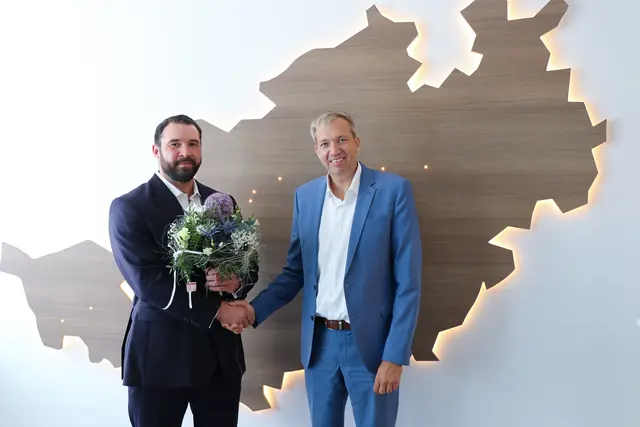 Andreas Schlüter, Erster Hauptgeschäftsführer der Knappschaft Kliniken, begrüßt Niklas Karwath als neuen Geschäftsführer der Knappschaft Kliniken Vest GmbH.  | Foto: Foto: Knappschafts Kliniken Vest 