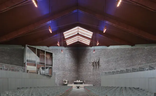 Das Bild zeigt den Innenraum der Jesus-Christus-Kirche Buchholz nach der Renovierung 2019.
Foto: www.trinitatis-duisburg.de

