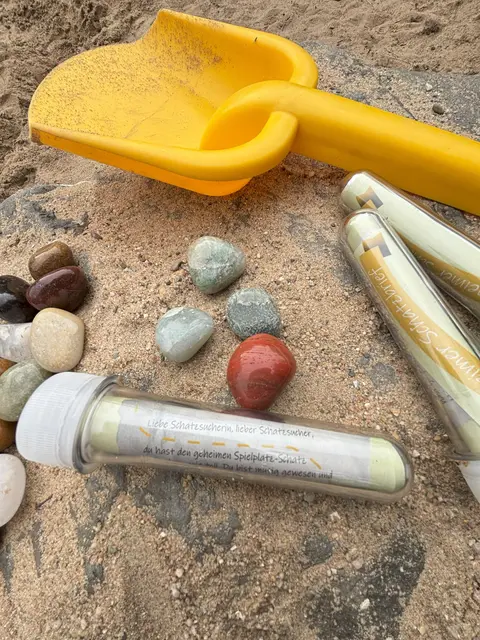 Die bunten "Edelsteine" und die Petlinge mit den Schatzanweisungen gilt es zu finden. Foto: Stadt Wetter