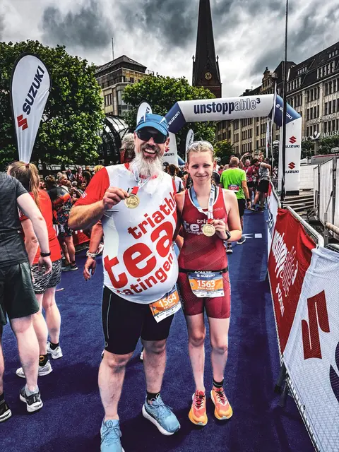 Kai Richter und Paula Andrea Richter zeigen stolz ihre Medaillen