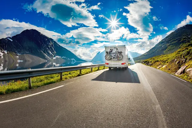 Der Urlaub mit dem Wohnmobil beinhaltet stets auch eine erhöhte Unfallgefahr. Foto: R+V/iStock.