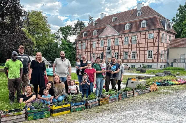 Die Kita Regenbogenland bepflanzte eine Blumenlok. Foto: Stadt Menden